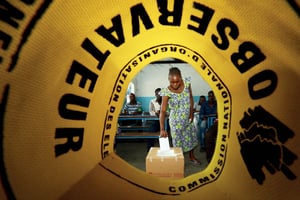 Dans un bureau de vote de Brazzaville, en septembre 2014. © WANG BO/XINHUA-REA
