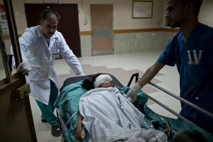 Transportée à l’hôpital après avoir été blessée lors d’un raid israélien, une fillette palestinienne de six ans a succombé, le 12 mars 2016 à Beit Lahiya dans le nord de la bande de Gaza. © AFP