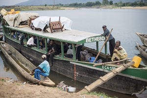 Des commerçants et voyageurs s’apprêtent à quitter la quartier de Ouango pour rejoindre leur village le 20 mars 2014. © Photo de Sylvain Cherkaoui pour Jeune Afrique