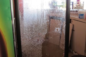 Une balle dans une des portes vitrées du restaurant l’Étoile du Sud à Grand-Bassam. © Carley Petesch/AP/SIPA