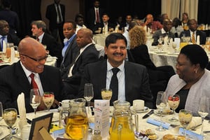 L’homme d’affaires Atul Gupta (centre), et le président sud-africain Jacob Zuma (à gauche)  à à une réception organisée par le quotidien New Age, le 16 mars 2012. © GovernmentZA/Flickr