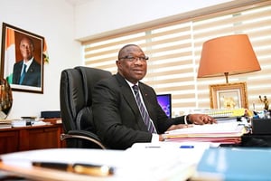 Le ministre ivoirien des Sports et maire de Treichville, François Albert Amichia, dans son bureau. © OLIVIER POUR J.A.