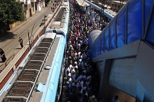 Les passagers attendent pour monter à bord du métro du Caire à la station El Sayeda Zeinab. 6,5 millions de personnes utiliseront chaque jour le métro du Caire en 2022. © Heba Elkholy/AP/SIPA