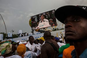 Des partisans du président congolais sortant, Denis Sassou Nguesso, lors d’un meeting, le 18 mars 2016. © Edouardo Soteras/AFP