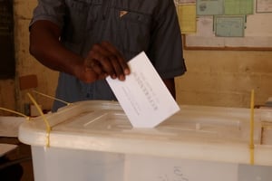 Un électeur glissant son bulletin dans l’urne lors du référendum sur le projet de révision constitutionnelle, le 20 mars 2016 à Dakar. © Benjamin Roger/Jeune Afrique