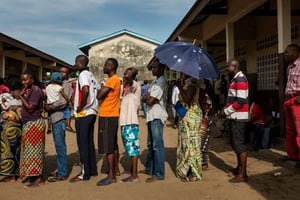 Des électeurs devant un bureau de vote à Brazzaville, le 20 mars 2016. © Eduardo Soteras/AFP