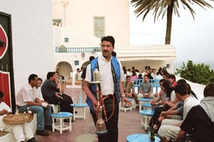 Dans un café de Sidi Bou Saïd, près de Tunis. © HASSENE DRIDI / AP / SIPA