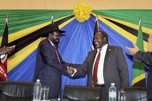 En janvier 2015, Salva Kiir, le président du Soudan du Sud (indépendant depuis 2011), et son rival Riek Machar. © AP / SIPA