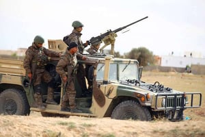 Soldats tunisiens en patrouille autour de Ben Gerdane (est), près de la frontière libyenne, le 8 mars 2016. © AP/SIPA