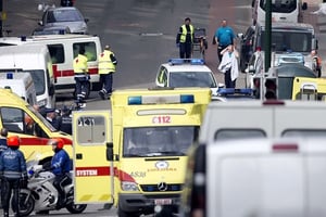 Les services d’urgence évacuent les victimes après l’explosion à la station de métro Maalbeek à Bruxelles. © Virginia Mayo/AP/SIPA