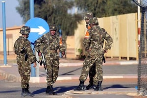 Soldats algériens en train de sécuriser l’aéroport d’In Amenas, en Algérie, le 19 janvier 2013. © Mohamed Kadri/AP/SIPA
