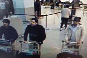 Images de vidéo surveillance de l’aéroport de Bruxelles fournies par la police fédérale belge, au centre Ibrahim El Brakraoui, l’un des auteurs de l’attentat qui a frappé la capitale belge le 22 mars 2016. © AP/SIPA