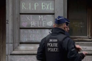 Policiers belges , place de la Bourse à Bruxelles, où ont eu lieu les hommes aux victimes des attentats du 22 mars qui ont frappé la capitale belge. © Peter Dejong/AP/SIPA