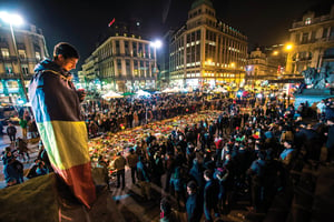 Le 24 mars, 
deux jours après 
les attentats qui ont endeuillé la capitale belge, ses habitants se recueillent place de la Bourse. © PHILIPPE HUGUEN/AFP