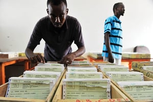 Cartes d’électeurs dans un bureau de vote, le 22 mars. © SIMON MAINA/AFP