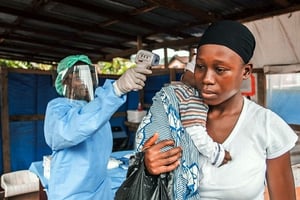 Une femme se fait prendre la température dans le cadre de la prévention d’Ebola, en janvier 2016, à Freetown, en Sierra Leone © Aurelie Marrier d’Unienv/AP/SIPA