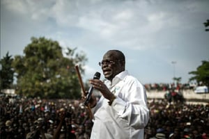 Guy-Brice Parfait Kolélas arrivé deuxième avec un peu plus de 15, 05% des voix, s’adresse à ses militants lors d’un meeting à Brazzaville le 17 mars 2016. © Marco Longari/AFP