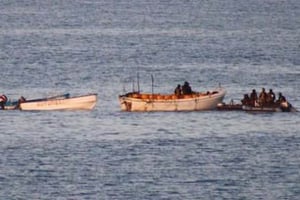 Une embarcation de pirates interceptées par une équipe de la frégate française le FS Nivôse, le 5 mars 2010 au large des côtes somaliennes. © AP/SIPA