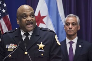 Eddie Johnson (au premier plan), nommé chef de la police de Chicago par intérim par le maire de la ville, Rahm Emanuel (au second plan), le 28 mars 2016. © Ashlee Rezin/AP/SIPA