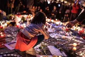 Hommages aux victimes des attentats de Bruxelles, le 23 mars, place de la Bourse. © Valentin Bianchi/AP/SIPA