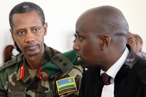 Tom Byabagamba, ex-chef de la garde présidentielle, le 29 août 2014, en compagnie de son avocat. © AFP