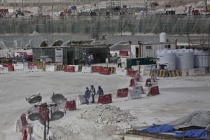 Des travailleurs étrangers aux abords d’un stade qui accueillera le Mondial 2022 au Qatar (image d’illustration). © Maya Alleruzzo/AP/SIPA