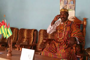 Les chefs des cantons et villages du Togo recevront des téléphones portables avec du crédit de communication. © Edmond d’Almeida pour J.A.