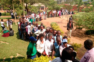 Kigali, le 18 décembre 2015, devant un bureau de vote. Ce jour-là, 98,4 % des électeurs se sont prononcés en faveur d’une réforme de la Constitution permettant au président de se représenter en 2017. © JESKO JOHANNSEN/DPA/AFP