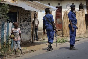 Des policiers burundais surveillent un rassemblement en hommage à Emmanuel Ndere Yimana, un opposant assassiné le 21 juillet 2015, à Bujumbura. © Jerome Delay/AP/SIPA