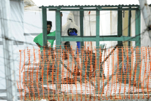 Une femme suspectée d’être atteinte par Ebola est en quarantaine au centre de traitement du virus, à Monrovia, le 20 juillet 2015. © AFP