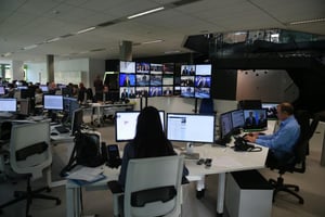 La salle de rédaction dans les nouveaux locaux du siège d’Euronews à Lyon le 8 décembre 2015 © afp.com – PHILIPPE DESMAZES