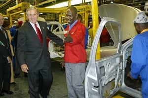L’ancien président américain George Walker Bush en visite officielle dans l’usine de Ford de Pretoria, le 9 juillet 2003. © J. SCOTT APPLEWHITE/AP/SIPA