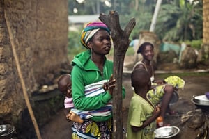 Des Guinéennes dans le village de Meliandou, à 600 km au sud-est de Conakry, en novembre 2014. © Jerome Delay/AP/SIPA