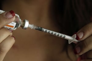 Une jeune fille de 19 ans s’apprête à s’injecter sa dose d’insuline © Reed Saxon/AP/SIPA