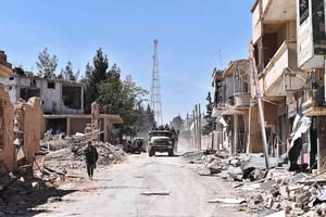Des soldats syriens après la victoire de l’armée contre le groupe jihadiste État islamique à Al Quaryatayn, au sud-est de la ville de Homs, dans l’ouest de la Syrie, le 4 avril 2016. © Natalia Sancha/AP/SIPA