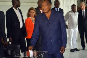 Le président congolais Denis Sassou N’Guesso, dans un bureau de vote de Brazzaville pour le scrutin présidentiel du 20 mars 2016. © John bompengo/AP/SIPA