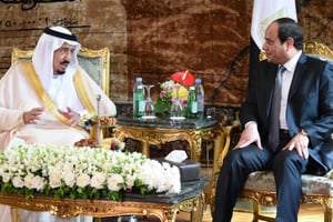 Le roi Salmane d’Arabie saoudite (g) et le président égyptien au Caire, le 7 avril 2016. © AFP