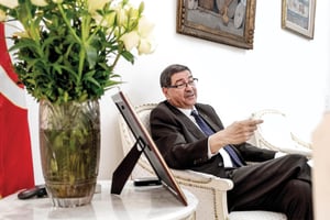 Le Premier ministre tunisien dans son bureau,le 5 avril, à Tunis. © NICOLAS FAUQUÉ/WWW.IMAGESDETUNISIE.COM