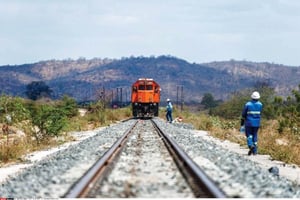 Au Mozambique, le charbon de la mine de Moatize est acheminé en train jusqu’au port de Nacala. © HOLLANDSE HOOGTE/SIPA
