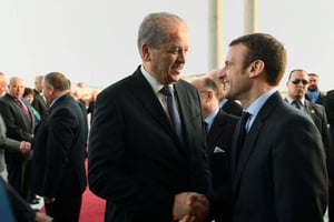 Le Premier ministre algérien et le ministre français de l’Economie et des Finances, Emmanuel Macron, le 9 avril à Alger. © AFP