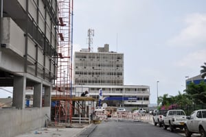 Le Gabon est devenu en août 2015 le dixième membre de l’AFC. Ici des immeubles en cours de construction dans le centre-ville de Libreville. © Tiphaine Saint-Criq pour Jeune Afrique