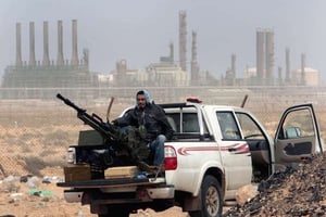 Combattant rebelle posté devant une raffinerie, près de Ras Lanouf dans le nord-est de la Libye, le 5 mars 2011. © Hussein Malla/AP/SIPA
