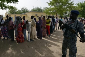 Des Tchadiens attendent pour voter à N’djamena le 10 avril 2016. © Issouf Sanogo/AFP