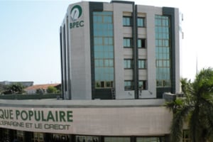 Vue de l’agence centrale de la Banque populaire pour l’épargne et le crédit du Togo, à Lomé. © www.bpec.tg