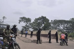 La police congolaise bloque une route après l’explosion de Mpila à Brazzaville, le 5 avril 2012. © Elie Mbena/AP/SIPA
