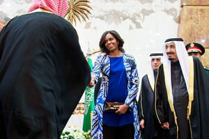 Le 27 janvier 2015, à Riyad, avec le roi Salman (à dr.). © CAROLYN KASTER/AP/SIPA