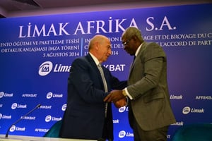 Nihat Ozdemir, PDG du groupe Limak (g) et Edoh Jean-Claude Ayanou (d), PDG d’Afrikbat SA © DR