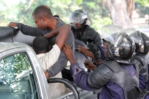 Arrestation des militants de l’opposition à Kinshasa, le 12 décembre 2011. © John Bompengo/AP/SIPA