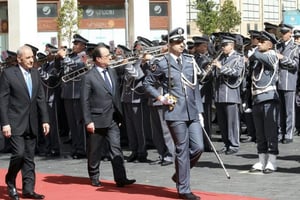 François Hollande passe les troupes en revue à son arrivée à Beyrouth le 16 avril 2016 en compagnie de Nabih Berri (l), président du Parlement libanais. © Anwar Amro/AFP