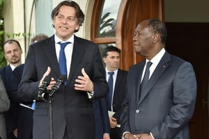 Alassane Ouattara reçoit le ministre néerlandais des Affaires étrangères et ancien chef de la mission de l’ONUCI, Bert Koenders, à Abidjan le 16 avril 2016. © Issouf Sanogo/AFP